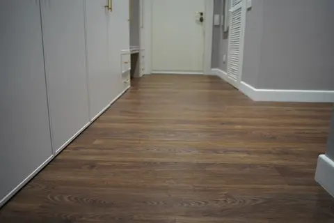 Прихожая с белыми дверями и встроенным шкафом