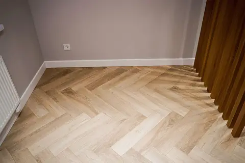 Пол «ёлочкой» у реечной перегородки