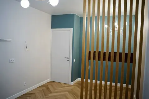 Бирюзовая стена и деревянные рейки