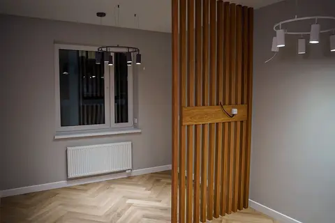 Комната с реечной перегородкой и полом «ёлочкой»