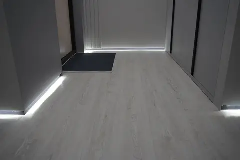 Прихожая с подсветкой пола