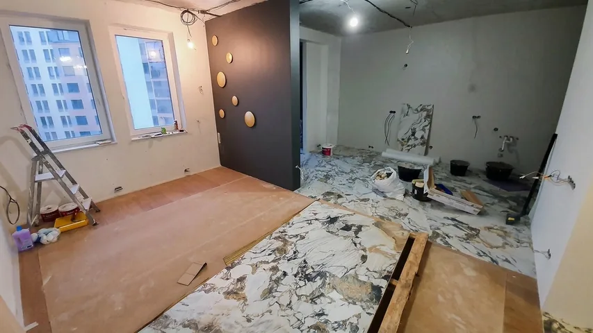 Ход работ: гостиная после укладки пола — ЖК «Палацио», 87 м²